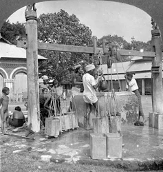 Puits publics, Mandalay, Birmanie, 1908