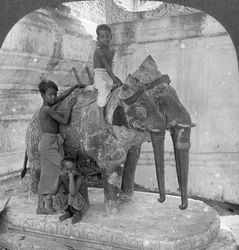 Éléphant à trois têtes gardant un sanctuaire, Pagode Arakan, Mandalay, Birmanie, 1908