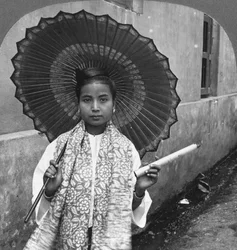 Jeune femme birmane tenant un énorme cigare, Rangoon, Birmanie
