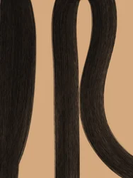 Cheveux bruns foncés et lisses