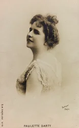 Portrait de la chanteuse française Paulette de Bardy, connue sous le nom de Paulette Darty; carte postale