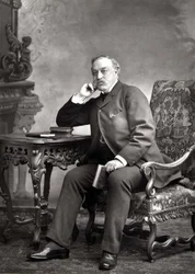 Edmund Yates (1831-94), journaliste et romancier, portrait photographique