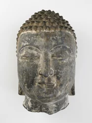 Tête colossale de Bouddha