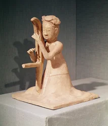 Musicien assis jouant de la harpe