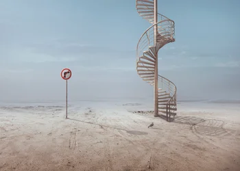 Un escalier surréaliste dans le désert