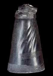 Mésopotamie : moitié inférieure de la statue en diorite de Manishtusu (2270-2254 av. J.-C.), roi d