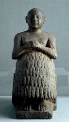 Art mésopotamien : statue du prêtre et scribe Dudu de Lagash. Sculpture en diorite vers 2600 av. J.-C. (période sumérienne, vers 2900-2200 av. J.-C.). Hauteur : 0,45 m, Musée irakien, Bagdad