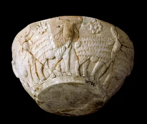 Art sumérien : coupe en calcaire sculptée de reliefs de béliers