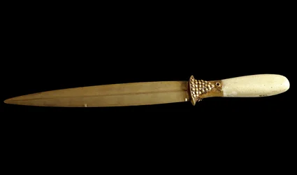 Civilisation sumérienne : poignard en or (29 cm). Provenant du site archéologique d