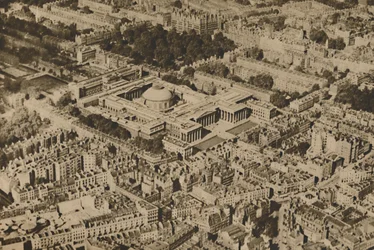 Vue nouvelle du British Museum entouré par les arbres massifs de Bloomsbury, vers 1935