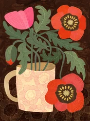 Des coquelicots dans une tasse rose