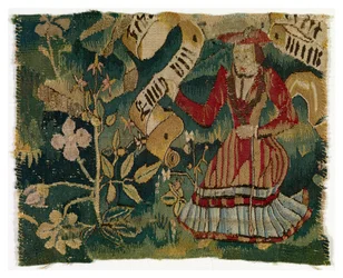 Fragment de tapisserie représentant un arbre et une femme tenant un parchemin