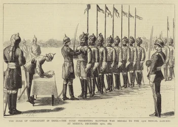 Le Duc de Connaught en Inde, le Duc remettant des médailles de guerre égyptiennes aux 13e Lanciers du Bengale à Meerut, 19 décembre 1883