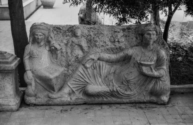 Relief de sarcophage représentant un repas funéraire