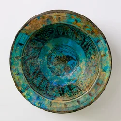 Un plat en céramique turquoise de Raqqa du 14ème siècle