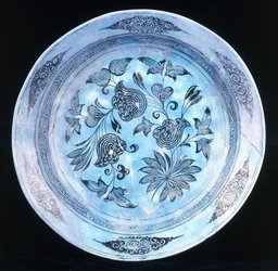 Plat émaillé turquoise, avec motif floral stylisé, 15e siècle