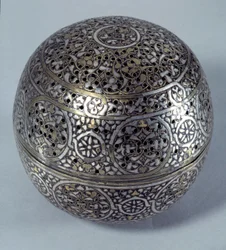 Art oriental : Brûle-parfum ou chaufferette de main de Syrie, fin 15ème, début 16ème siècle. Alliage de cuivre martelé avec décor gravé, percé, incrusté d