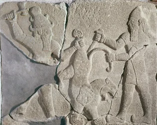 Le roi et un dieu chassant un lion
