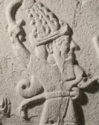 Le roi Sulumeli versant une libation avec un dieu, détail du dieu