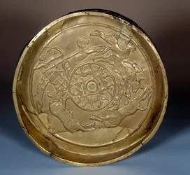 Art oriental : patère de chasse en or, vers 1200 av. J.-C. réalisée en Syrie. Paris, Musée du Louvre