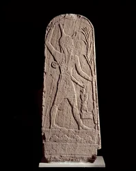 Art oriental : stèle du dieu Baal en foudre. (Dieu guerrier protégeant le roi) Sculpture du 15e siècle av. J.-C., Syrie. Paris, Musée du Louvre