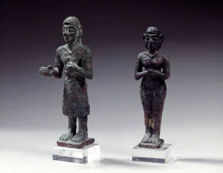 Statuettes de fidèles et déesse en bronze, de Syrie 2300-2000 av. J.-C. Paris, Musée du Louvre
