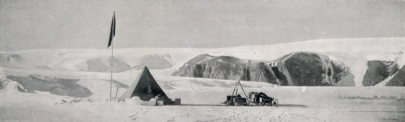 Falaises de Couloir, Granite Harbour, montrant le camp au large de la langue du piémont, vers 1911, 1913
