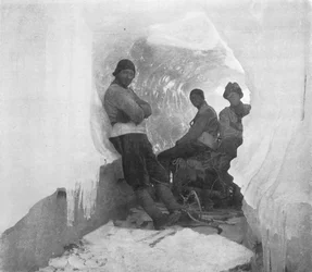 La première expédition occidentale dans un tunnel de glace naturel, vers 1911