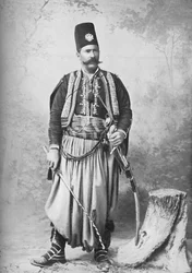 Un Syrien en costume complet