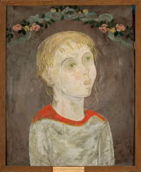 Une jeune fille avec une guirlande de fleurs