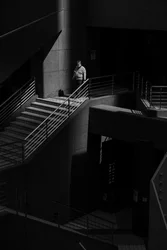 Un homme seul dans un escalier