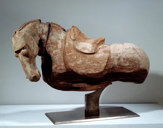 Art chinois : cheval en bois. Sculpture de la période Tang (618 à 907). Paris, Musée Cernuschi
