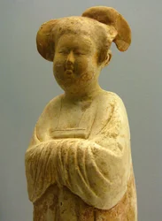 Poterie peinte et dorée, figurine féminine, dynastie Tang (618-907), Musée national de Shanghai. Photographie de Léonard de Selva, Chine, 2006.