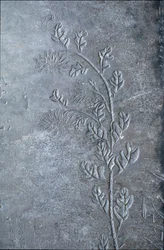Stèle gravée avec un chrysanthème, des fleurs et des feuilles, 618-907