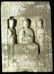 Stèle représentant le Bouddha entouré de ses deux assistants, 618-907 (calcaire)