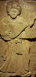 Stèle en terre cuite avec musicien, dynastie Tang (618-907), découverte dans la province de Shaanxi, Musée de la Forêt de Stèles à Xian. Photographie, Leonard de Selva, Chine, 2006.