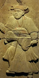 Stèle en terre cuite avec musicien, dynastie Tang (618-907), découverte dans la province de Shaanxi, Musée de la Forêt de Stèles à Xian. Photographie, Leonard de Selva, Chine, 2006.