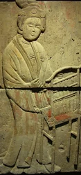 Stèle en terre cuite avec musicien, dynastie Tang (618-907), découverte dans la province de Shaanxi, Musée de la Forêt de Stèles à Xian. Photographie, Leonard de Selva, Chine, 2006