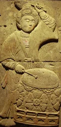 Stèle en terre cuite avec musicien, dynastie Tang (618-907), découverte dans la province du Shaanxi, Musée de la forêt des stèles à Xi