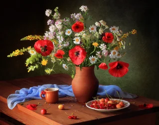 Coquelicots frais et cerises