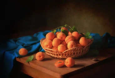 Nature morte aux abricots dorés