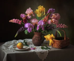 Nature morte aux iris et aux lupins