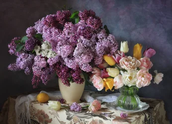 Lilas et tulipes luxuriants