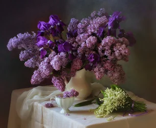 Nature morte aux lilas violets et aux iris