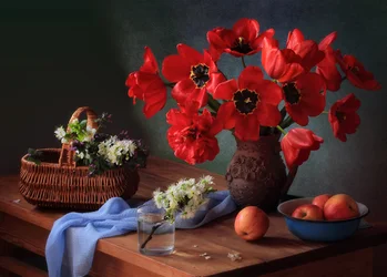 Nature morte champêtre aux tulipes rouges
