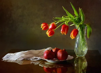 Tulipes rouges et grenades