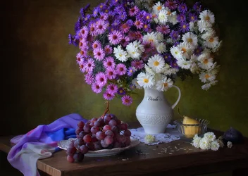 Fleurs rustiques et raisins