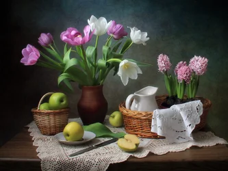 Fleurs printanières et pommes