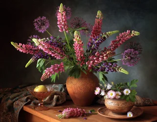 Nature morte aux lupins aux couleurs vives