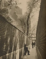 Dans le passage de Lansdowne, où un bandit de grand chemin a autrefois galopé pour sa vie, vers 1935